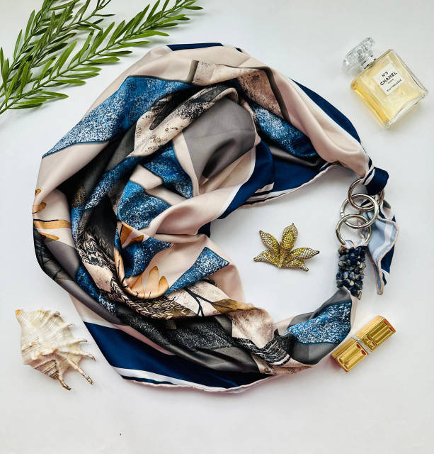 Дизайнерська шовкова хустка «Ніжний світанок» з натуральним содалітом — My Scarf