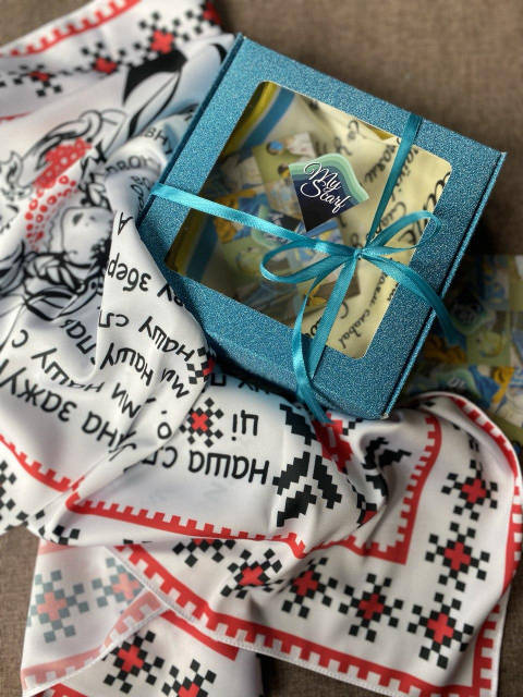 Дизайнерська трикутна косинка «Червона калина» — My Scarf