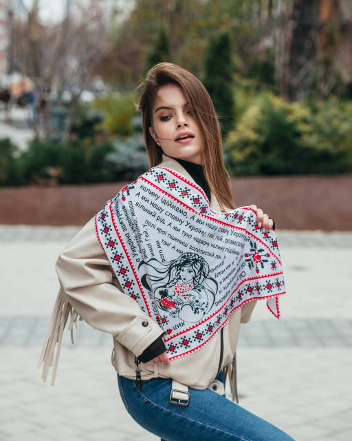 Дизайнерська трикутна косинка «Червона калина» — My Scarf
