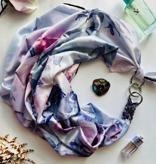 Дизайнерська шовкова хустка «Блакитна троянда» з натуральним аметистом — My Scarf