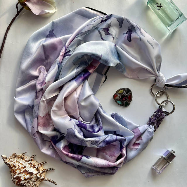 Дизайнерська шовкова хустка «Блакитна троянда» з натуральним аметистом — My Scarf