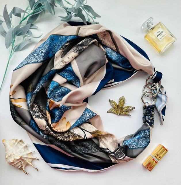 Дизайнерська шовкова хустка «Ніжний світанок» з натуральним содалітом — My Scarf