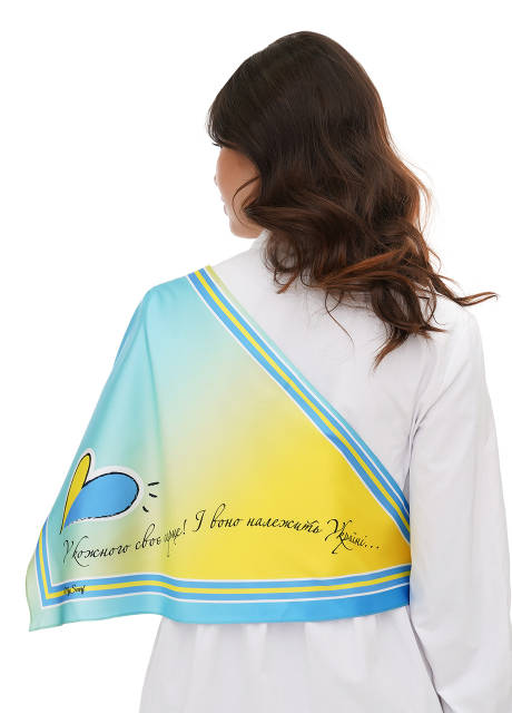 Дизайнерська трикутна косинка «З Україною в серці» — My Scarf